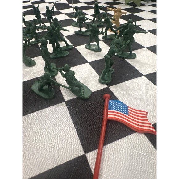 Vintage Plastic Army Men Toy Soldiers with US Flag Lot - Green & Tan Figures - Picture 1 of 3